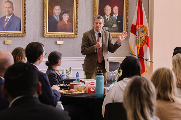 Federal Judge Jeffrey Sutton addresses packed audience