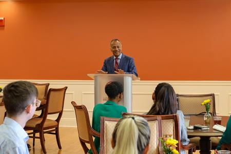 The Honorable Anuraag Singhal talks to FSU Law students over lunch.